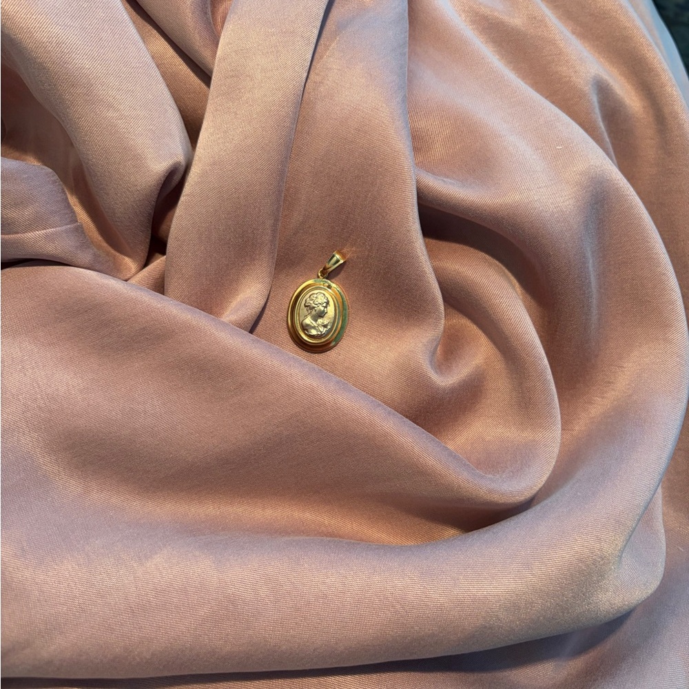 Gold Italian Cameo Pendant